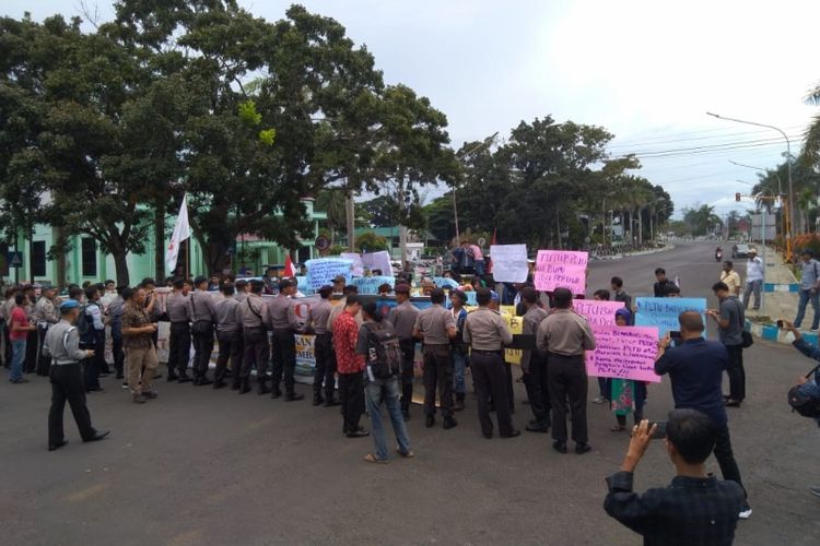 Aksi unjuk rasa mahasiswa dan masyarakat molenolak pembangunan PLTU di Bengkulu