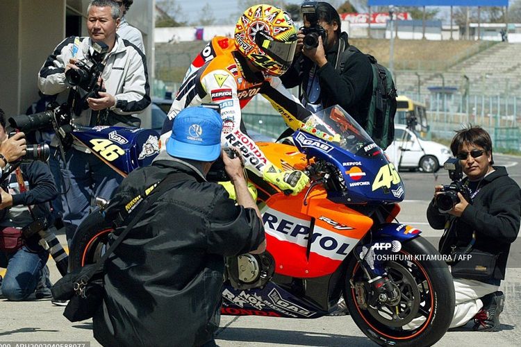 Juara dunia 500 cc, Valentino Rossi, membalap bersama tim Repsol Honda pada musim pertama era MotoGP pada 2002.