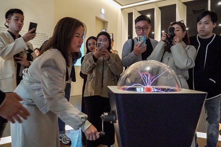 Pengunjung sedang melihat sejarah penemuan listrik di Samsung Innovation Museum.