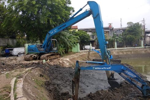 Memasuki Musim Penghujan, Waduk Poncol Ragunan Dikeruk