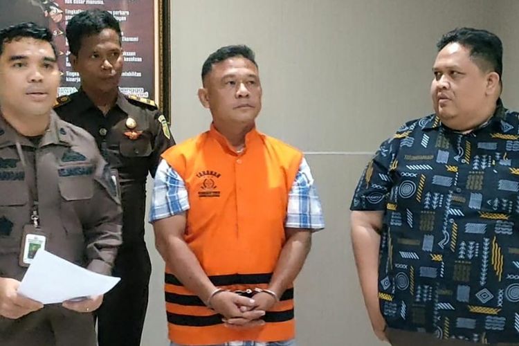 Tim Tabur Kejati Sumut menangkap terpidana Bernard Jonly Siagian dari rumah orangtuanya di Kota Medan, Kamis (19/1/2023).