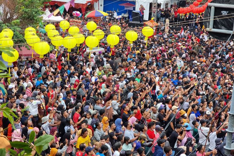 Masyarakat berebut Kue Keranjang pada Karnaval Budaya Grebeg Sudiro 2023.