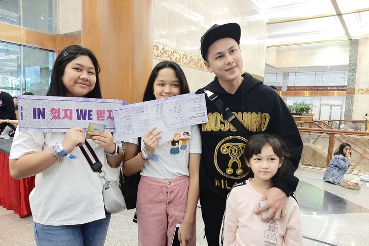 Andhika Pratama bersama ketiga anaknya di showcase ITZY di Plenary Hall JCC, Senayan, Jakarta, Sabtu (2/11/2019).