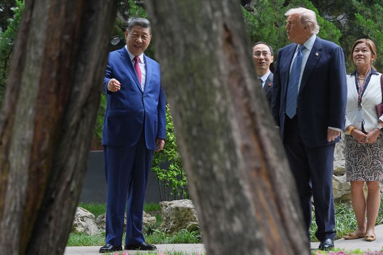 Momen Langka Xi Jinping Tunjukkan Taman Rahasia Zhongnanhai sampai Trump Terkejut