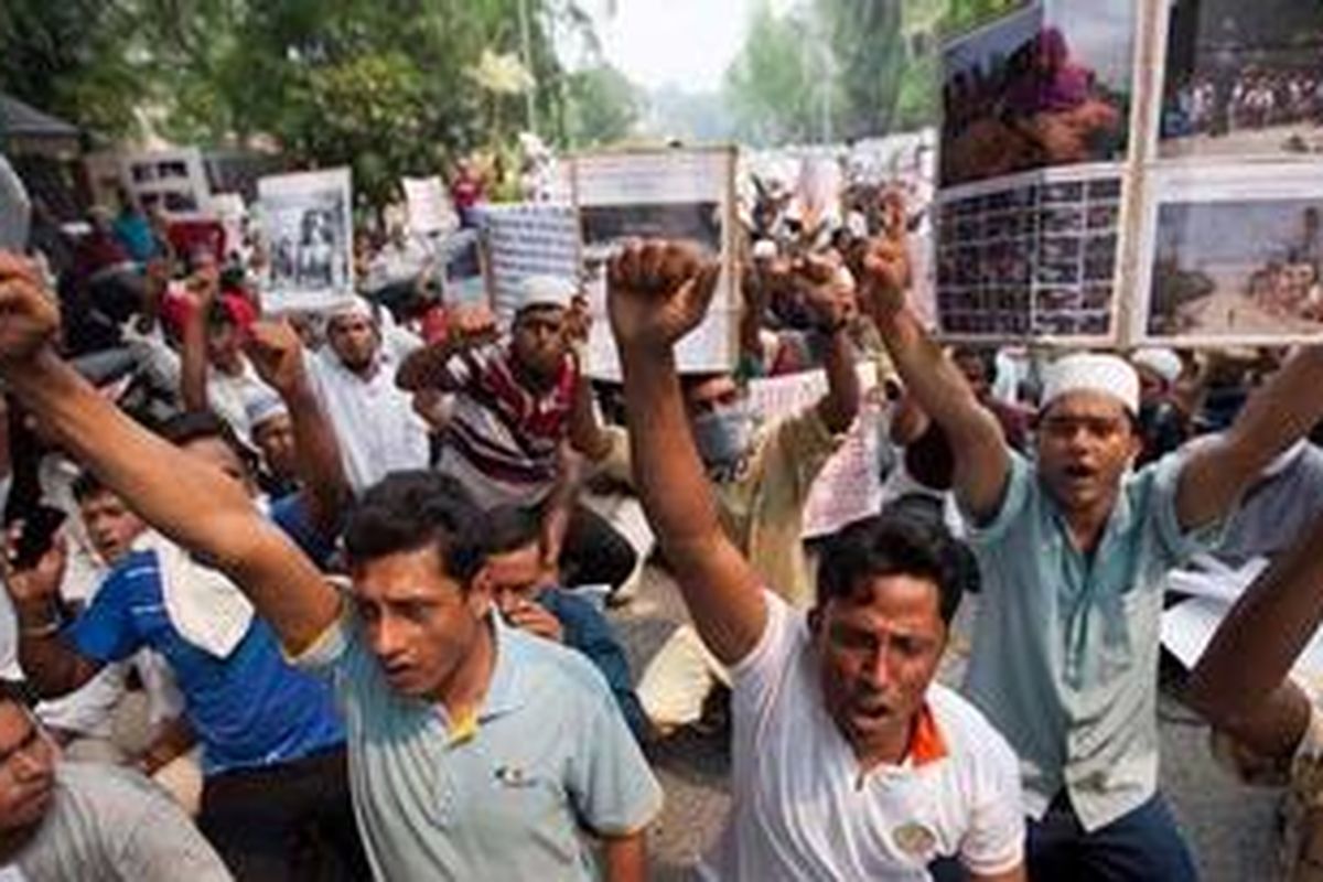 Para pengungsi etnis Rohingya berunjuk rasa di Kedubes Myanmar di Kuala Lumpur, Malaysia, Jumat (15/6/2012). Mereka memprotes kekerasan yang terjadi terhadap saudara-saudara mereka di negara bagian Rakhine, Myanmar  