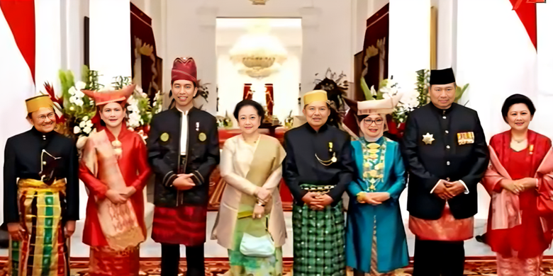 Presiden Joko Widodo (ketiga dari kiri) dan Iriana Jokowi (kedua dari kiri) bersama para Wakil Presiden Jusuf Kalla (keempat dari kanan) dan Mufida Jusuf Kalla (ketiga dari kanan) bersama para mantan Presiden RI dalam perayaan HUT ke-72 RI, 17 Agustus 2017.