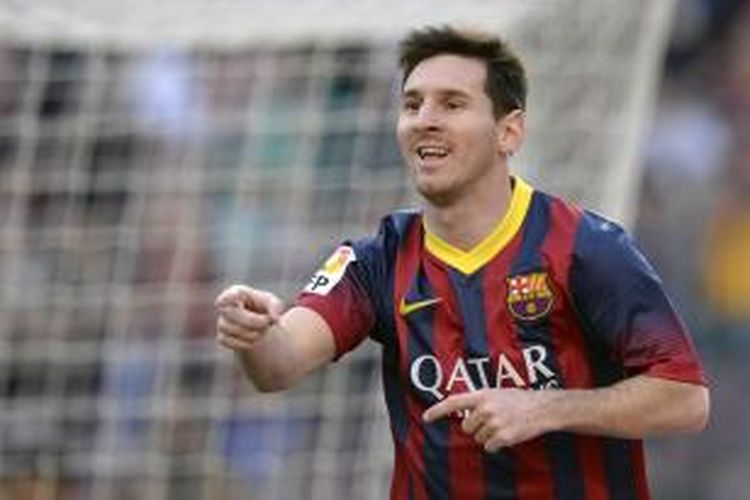 Bintang Barcelona, Lionel Messi, merayakan golnya dalam pertandingan lanjutan Liga BBVA melawan Osasuna, Minggu (16/3/2014). 