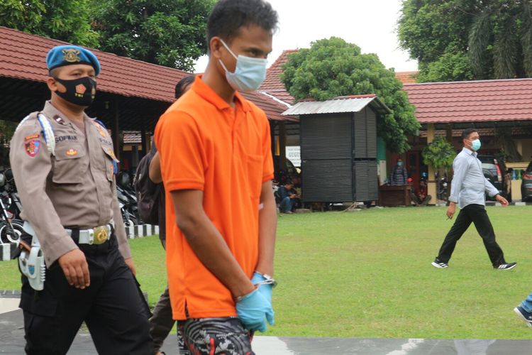 Salah satu anggota kawanan pencuri 6 ekor sapi saat digelandang di Mapolres Jombang, Jawa Timur, Senin (19/10/2020).