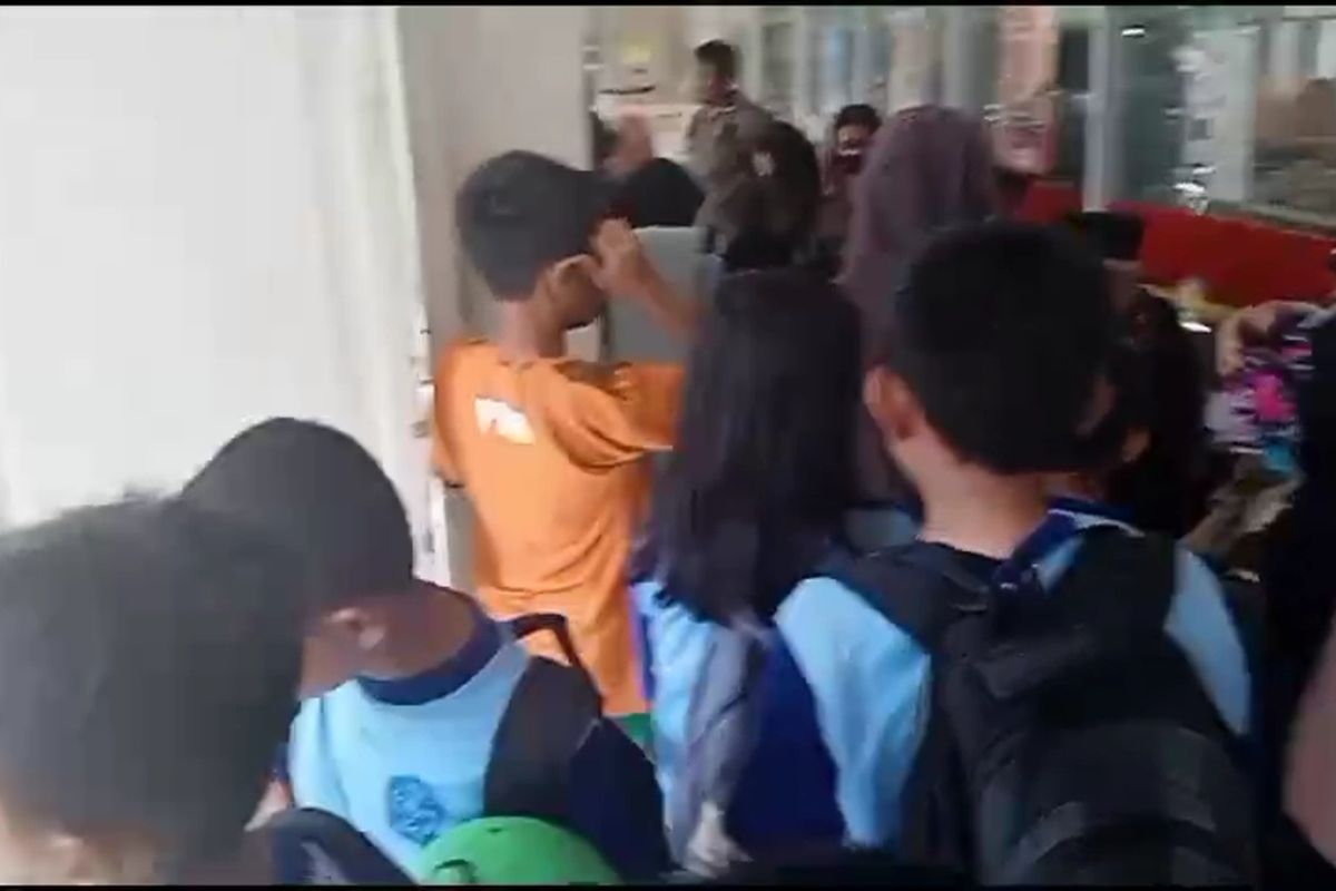 DISEGEL: Potongan video sejumlah siswa yang terpaksa berkumpul di depan mini market depan SD Inpres Pajjaiang, Kecamatan Biringkanaya, Kota Makassar, Sulsel, akibat sekolah mereka disegel oleh ahli waris, Rabu (20/12/2023).
