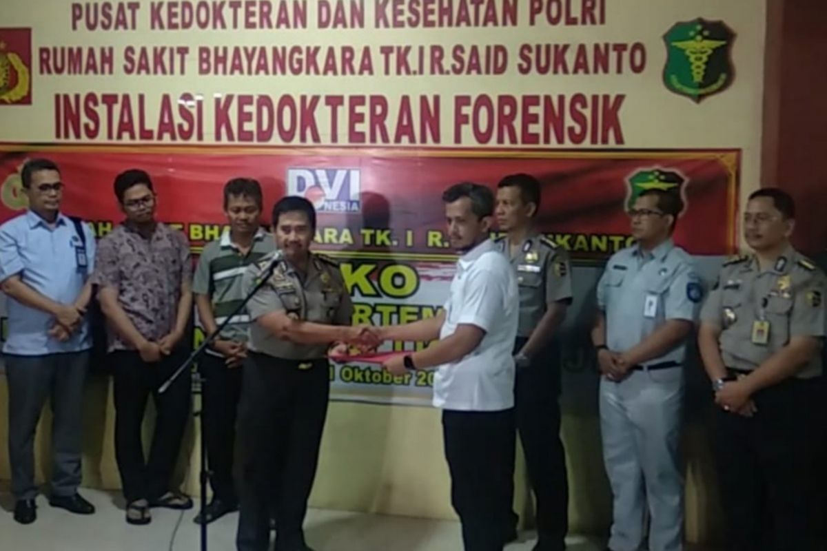 RS Polri Kramat Jati menyerahkan jenazah Jannatun Cintya Dewi, penumpang pesawat Lion Air JT 610,  kepada pihak keluarga, Rabu (31/10/2018). Pewasat itu, dengan 181 penumpang dan 8 awak, jatuh di perairan Karawang, Jawa Barat, Senin lalu.