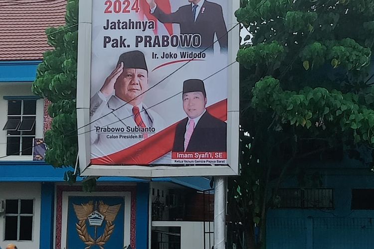 Baliho Presiden Jokowi dan Ketua Umum Gerindra Prabowo Subianto yang terpasang di Bilboar didepan kantor bea cukai Manokwari Papua barat