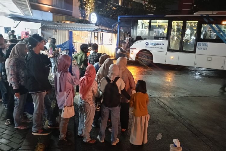 Sejumlah penumpang terlihat mengantre menaiki bus Transjabodetabek rute P11 Bogor-Blok M di Halte Botani Square, Selasa (1/7/2025).