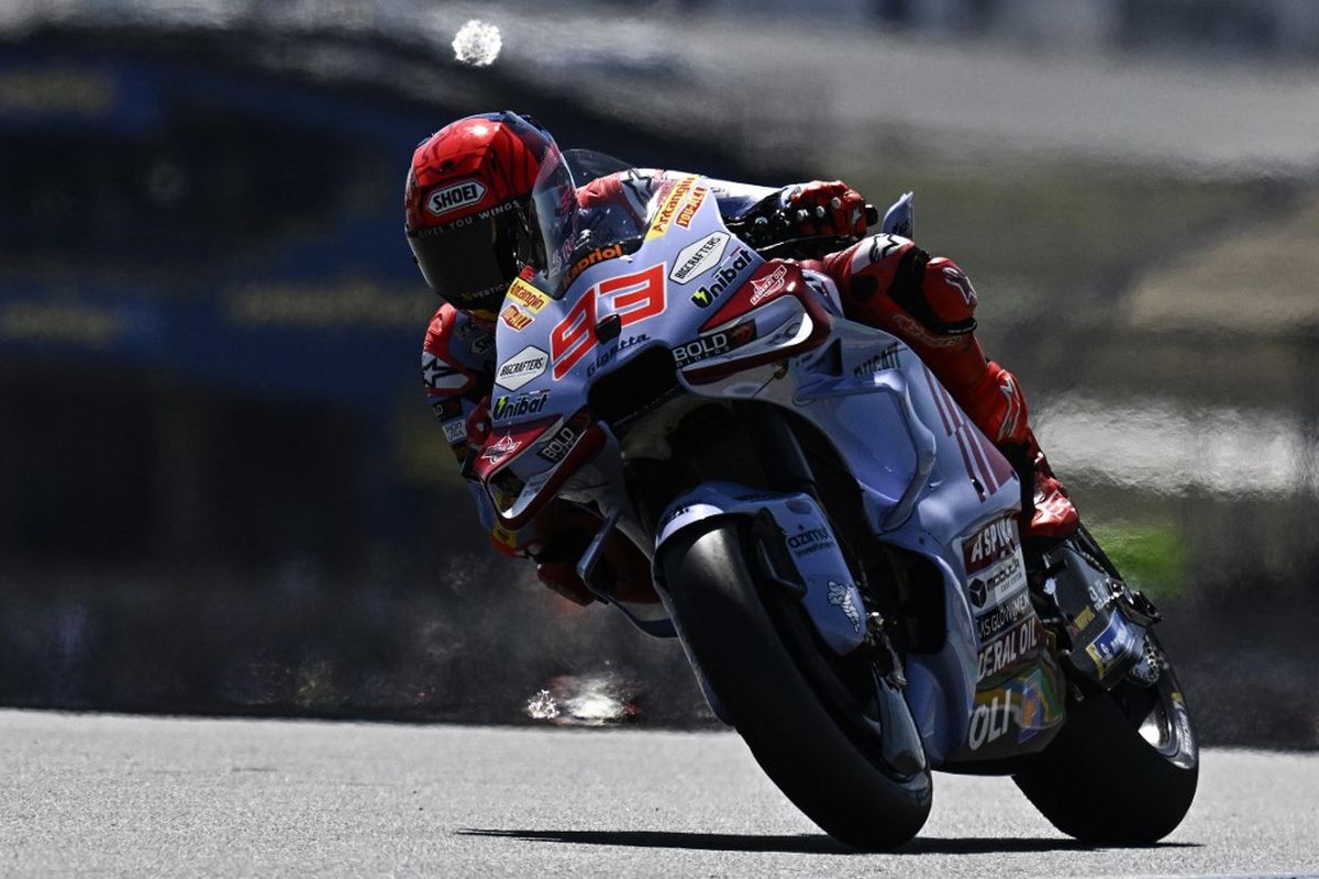 Marc Marquez saat beraksi pada sesi Practice MotoGP Perancis 2024 di Sirkuit Le Mans, Jumat (10/5/2024). (Photo by JULIEN DE ROSA / AFP)