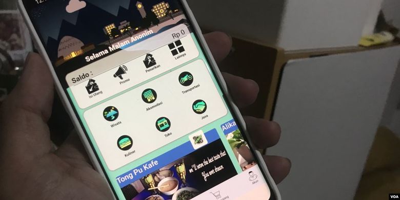 Aplikasi Android Bajalan menggabungkan fitur wisata dan e-commerce. (VOA/Rio Tuasikal)