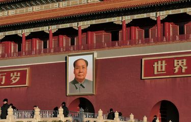 Foto bapak pendiri China, Mao Zedong terpasang di Tiananmen Square, Beijing, China. 