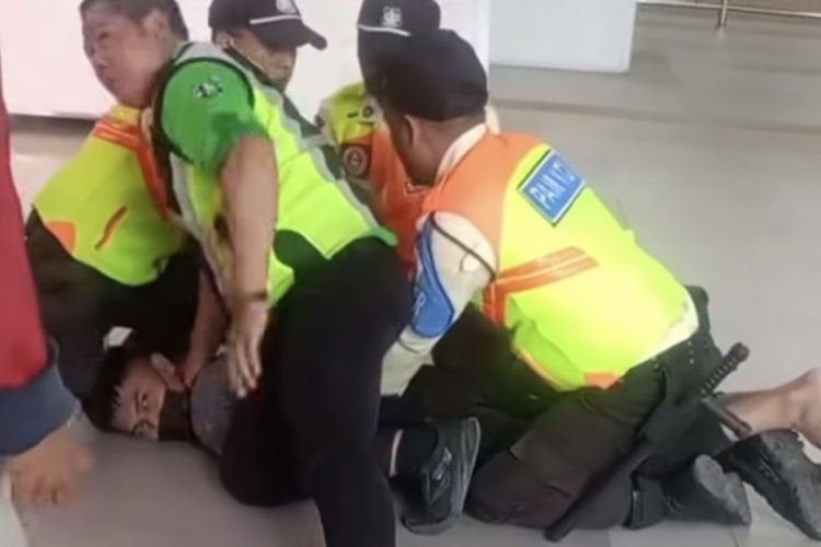 2 Pria Diduga Mesum di Toilet Stasiun Manggarai Ditangkap Petugas, Satu Sempat Melawan