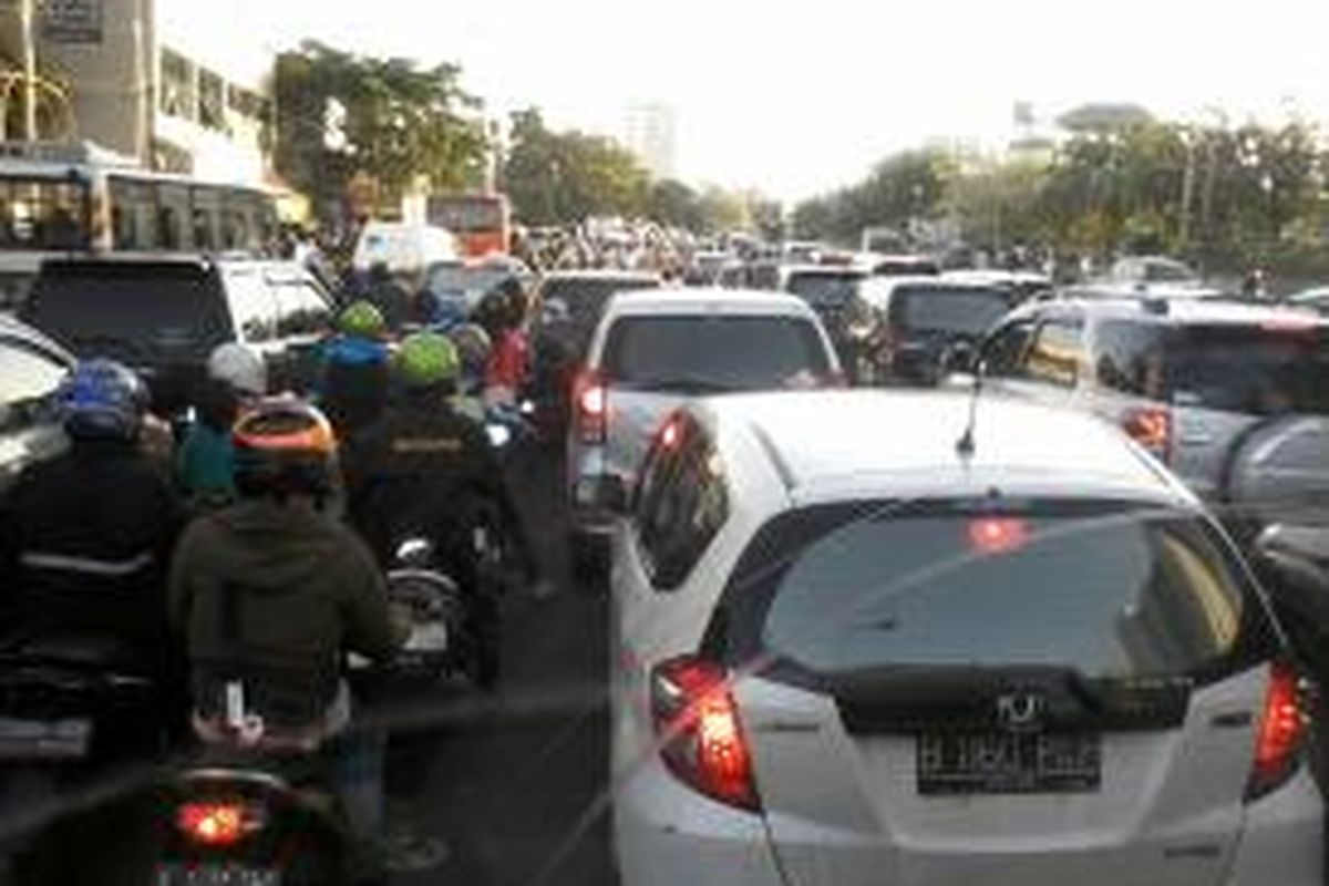 Kemacetan terjadi dari mulai muka Pasar Pramuka, Jakarta Timur hingga menuju Tugu Proklamasi, Jakarta Barat. Adapun menjadi sumber kemacetan akibat adanya acara penandatanganan komitmen Koalisi Merah Putih dari pasangan calon presiden Prabowo Subianto-Hatta Rajasa yang dimulai pukul 15.30 sore ini.