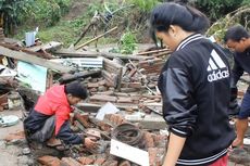 Gadis SMA Ini Sedih, Buku dan Ijazahnya Terbawa Banjir Bandang