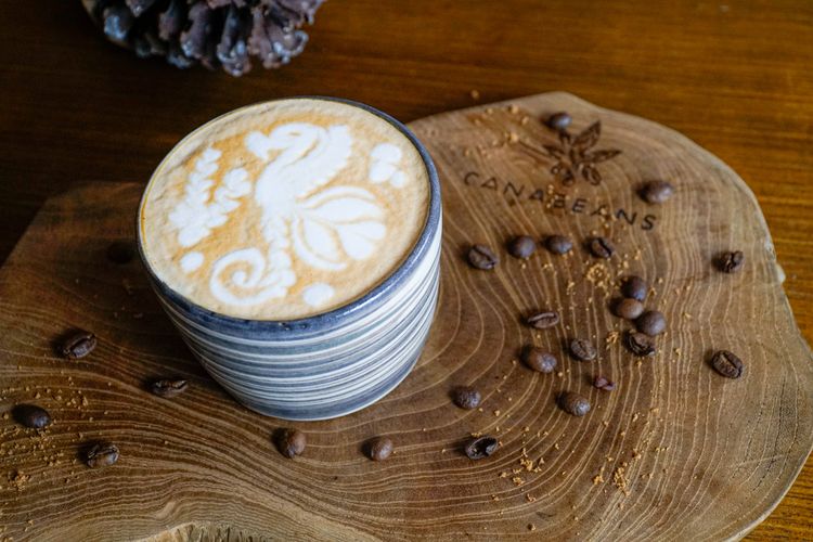 Cafe Latte, salah satu menu kopi di Canabeans Alam Sutera. 