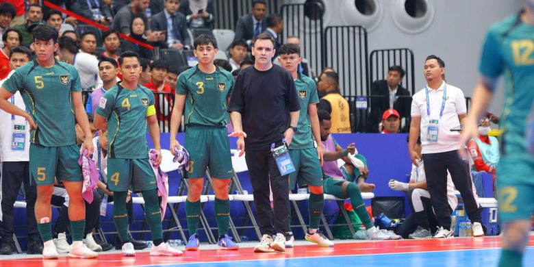 Pelatih Timnas futsal Indonesia Hector Souto mengamati permainan anak asuhnya saat laga Indonesia vs Vietnam dalam ajang AFC Futsal ASIAN CUP 2026 di Indonesia Arena, Jakarta Pusat, Selasa (3/2/2026). Indonesia berhasil mengalahkan Vietnam dengan skor 3-2.