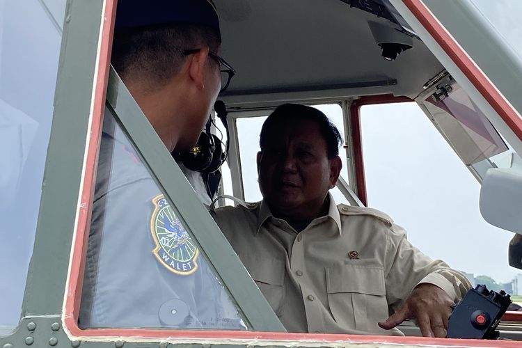 Menteri Pertahanan RI Prabowo Subianto berbicara dengan pilot saat proses serah terima pesawat angkut ringan NC-212i di Base Ops Pangkalan TNI AU (Lanud) Halim Perdanakusuma, Jakarta Timur, Selasa (12/12/2023).