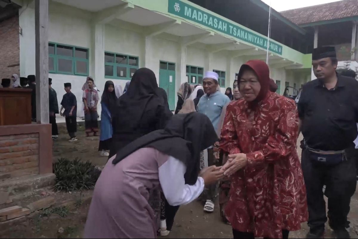 Calon Gubernur Jawa Timur Tri Rismaharini berkunjung di Ponpes An-Nur di Kecamatan Pringkuku Kabupaten Pacitan Jawa Timur, Senin (21/10/2024).