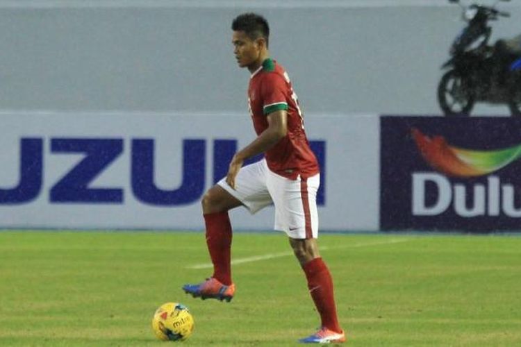 Bek tengah timnas Indonesia, Fachruddin Aryanto, beraksi pada laga pertama fase grup kontra Thailand di Piala AFF 2016.