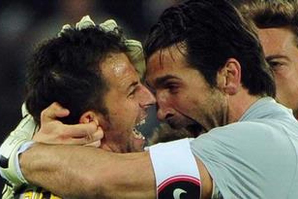 Kapten dan kiper Juventus, Gianluigi Buffon (kanan), girang bukan kepalang setelah Alessandro Del Piero membobol gawang Lazio pada lanjutan Serie-A, Rabu atau Kamis (12/4/2012) dini hari WIB. Sebab, gol Del Piero menentukan kemenangan Juve 2-1, sekaligus kembali memimpin klasemen.