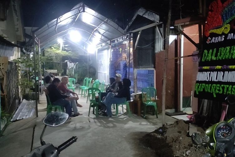 Suasana rumah duka Daliyah Salsabila, petugas KPPS yang meninggal dunia diduga akibat kelelahan saat sedang bertugas. Di kompleks perumahan Minasaupa Blok L nomor 18, Kecamatan Rappocini, Kota Makassar, Sulawesi Selatan (Sulsel), Kamis (15/2/2024) malam.