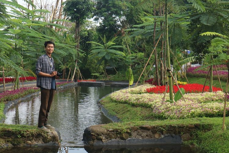 Pengunjung berfoto di tengah sungai buatan Leuweung Geledegan Ecolodge Bogor, Minggu (8/12/2019). Tempat ini berada di tengah-tengah taman bunga.