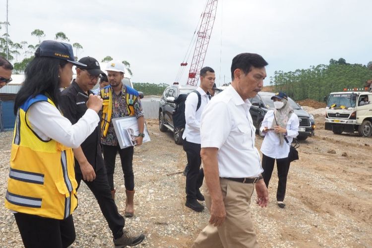 Menko Marves yang juga Ketua Satgas Percepatan Investasi IKN Luhut Binsar Pandjaitan saat meninjau perkembangan pembangunan di IKN, Rabu (17/5/2023).