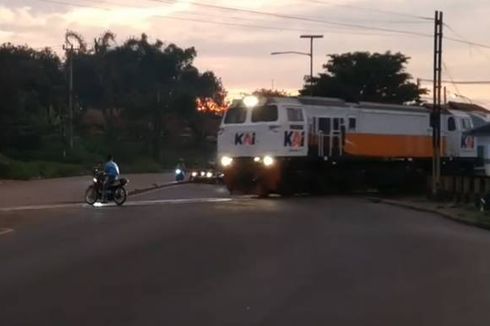 Video Viral Detik-detik Pengendara Motor Nyaris Tertabrak Kereta di Nagreg, Ini Kata PT KAI