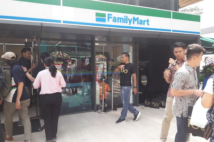 FamilyMart membuka gerainya yang ke-100 di Gran Rubina Office Park, Kuningan, Jakarta Selatan, Selasa (3/7/2018).
