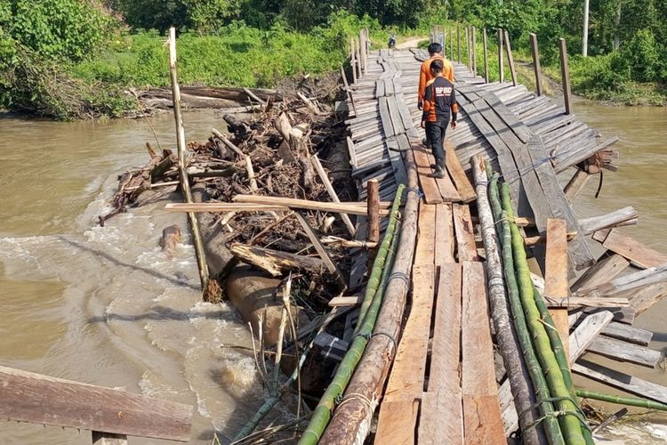 Jembatan kayu yang menghubung 3 Desa di Kabupaten Kolaka Timur ambruk diterjang banjir