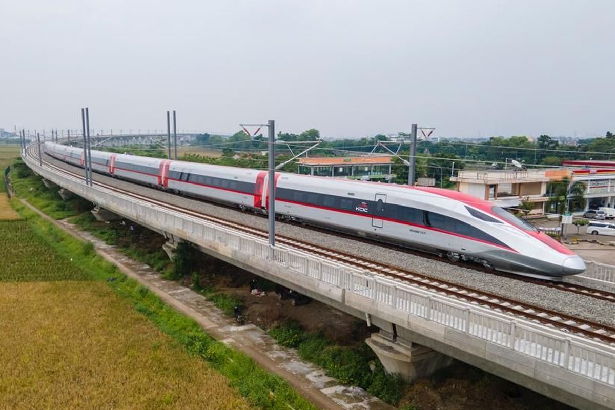 Ilustrasi kereta cepat Whoosh. PT KCIC menggelar diskon tiket kereta cepat Whoosh sebesar 20 persen untuk menyambut HUT-497 Jakarta.