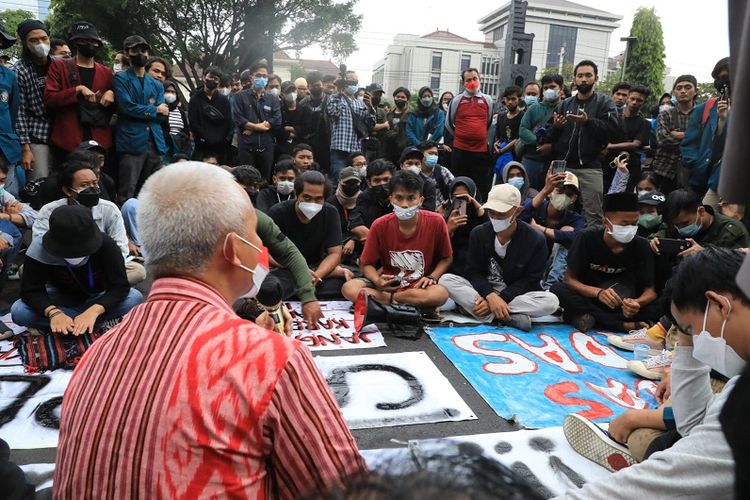 Ganjar Pranowo bersama dengan mahasiswa dan warga Desa Wadas saat melakukan Dialog bersama di Kantor Gubernur Jawa Tengah, Selasa (22/3/2022). 