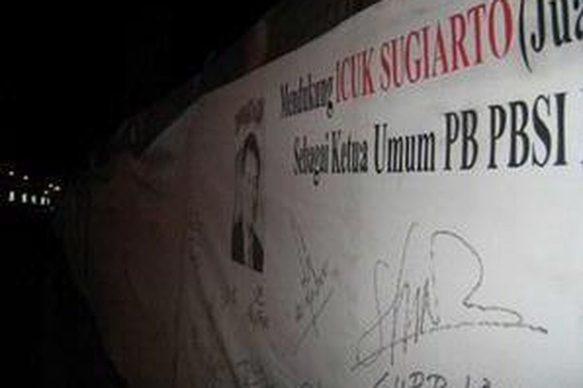 Spanduk dukungan kepada Icuk Sugiarto untuk mencalonkan diri sebagai ketua umum PB PBSI.