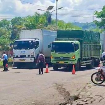 Suasana buka tutup truk logistik di simpang Jalan Lingkar Selatan Cilegon. Kamis (25/12/2025). JLS dijadikan area buffer zone karena di dalam pelabuhan Ciwandan padat dengan truk yang menunggu giliran masuk ke dalam kapal menuju Sumatera.