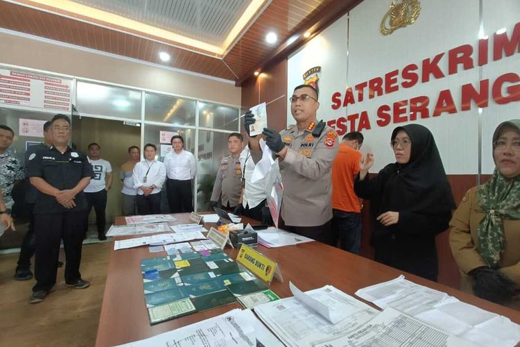 Kapolresta Serang Kota Kombes Sofwan Hermanto saat memperlihatkan barang bukti dan tersangka kasus TPPO. Senin (12/6/2023).