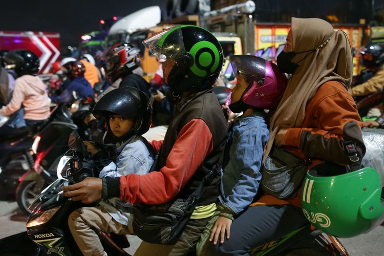 Pemudik kendaraan roda dua membawa anak mudik terlihat saat antre masuk ke kapal feri di Pelabuhan Ciwandan, Cilegon, Banten, Rabu (19/4/2023) dini hari. Sebanyak 12 kapal milik PT ASDP, satu kapal Pelni dan tiga kapal milik PT Antosim Lampung Pelayaran dikerahkan untuk mengangkut pemudik motor.