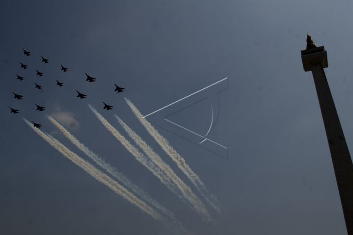 Pesawat tempur TNI AU melakukan manuver terbang rendah melintasi kawasan Monas ketika upacara Peringatan Detik-Detik Proklamasi Kemerdekaan Indonesia di Jakarta, Minggu (17/8). Sebanyak 32 pesawat tempur milik TNI AU terbang lintas untuk menyemarakkan HUT ke-69 RI. 