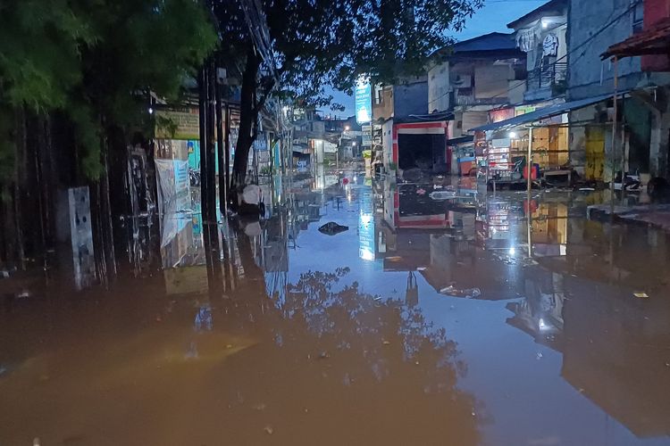 Penampakan Jalan Kemang Utara IX, kawasan Pasar Jagal, Mampang Prapatan, Jakarta Selatan, yang terendam banjir, Rabu (3/4/2024).