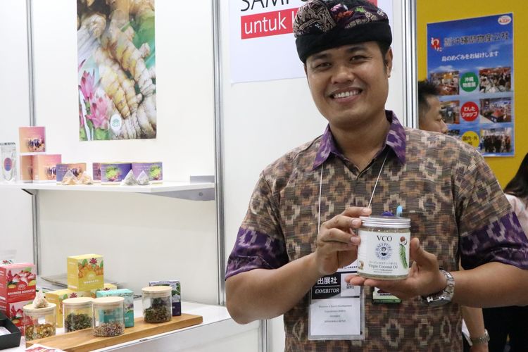 I Ketut Sumayana, pemilik usaha Bali Pure yang memproduksi VCO, minyak pijat, dan sabun dari minyak kelapa asli Bali. 