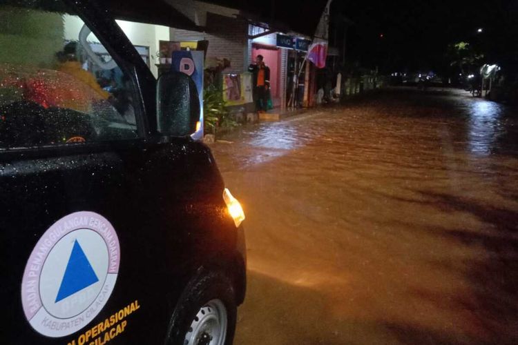 Banjir melanda Desa Limbangan, Kecamatan Wanareja, Kabupaten Cilacap, Jawa Tengah, Rabu (20/4/2022) malam.