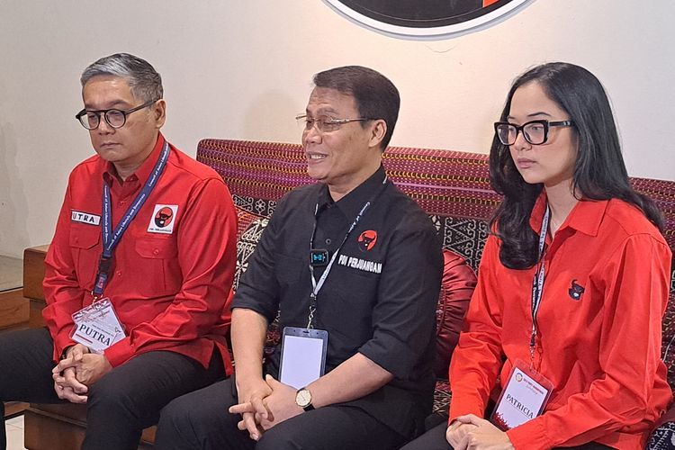 Ketua DPP PDI Perjuangan Ahmad Basarah mengenakan seragam partai berwarna hitam saat menghadiri pertemuan Council of Asian Liberals and Democrats di Sekolah Partai PDI-P, Jakarta, Sabtu (28/10/2023).