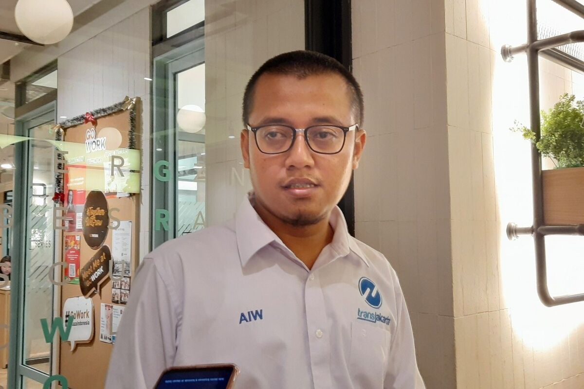 Direktur Pelayanan dan Pengembangan PT Transjakarta Achmad Izzul Waro seusai jumpa pers, di lantai 5, Plaza Indonesia, Jakarta Pusat, Senin (30/12/2019)