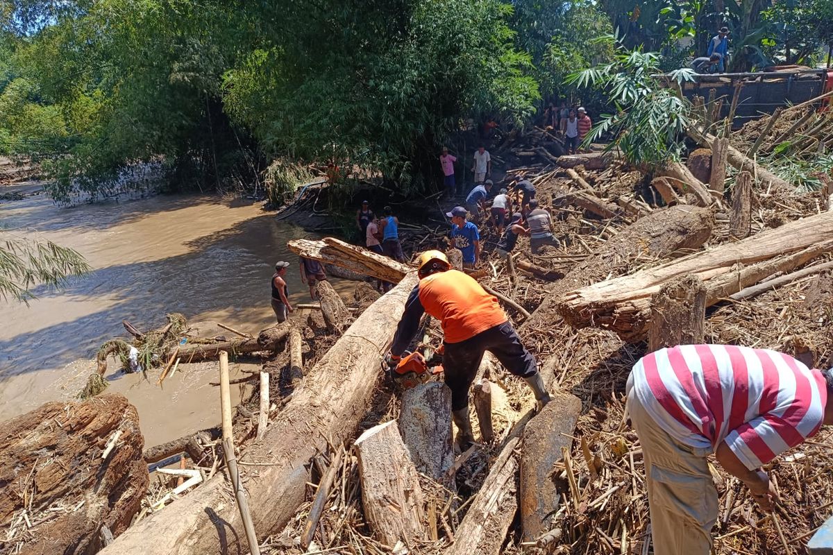 Kondisi pasca banjir bandang di Desa Pakis Kecamatan Panti Kabupaten Jember, Selasa (3/2/2026). BRIN mengingatkan bahwa banjir bandang berulang menjadi tanda bahaya dari keruntuhan ekosistem hutan (ecosystem collapse). Apa itu?