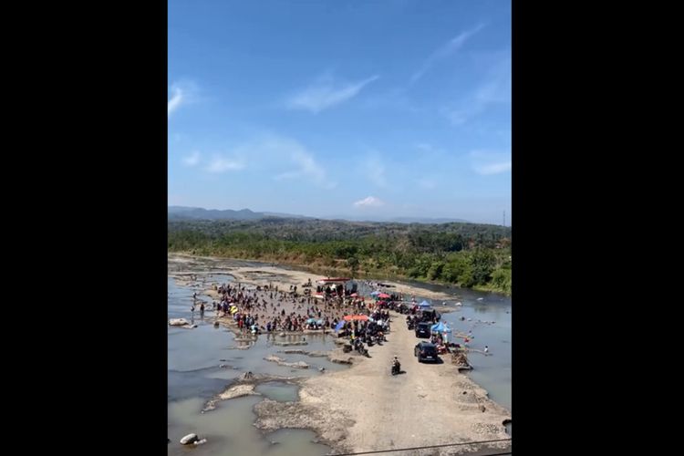 Viral Warga Cianjur Gelar Agustusan di Dasar Sungai Surut, Camat Beri Penjelasan
