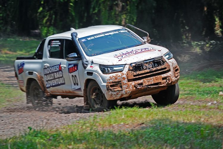 Ajang reli baru IRRA menggabungkan mobil dan motor dalam satu trek.