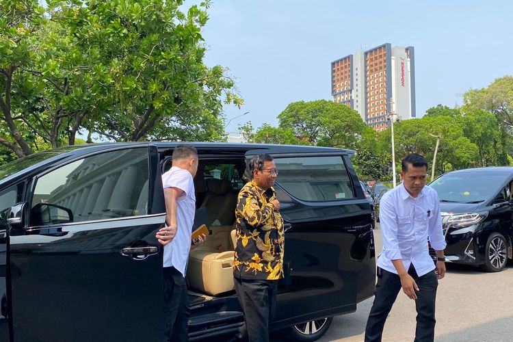 Menteri Koordinator Bidang Politik Hukum dan Keamanan (Polhukam) Mahfud MD tiba di Kompleks Istana Kepresidenan untuk mengikuti Sidang Kabinet Paripurna di Kompleks Istana Kepresidenan, Jakarta Pusat, Senin (11/12/2023).  
